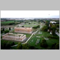 Paestum, Hera-Tempel und Poseidon-Tempel im Vordergrund, hinten der Athena-Tempel, photo V alfano, Wikipedia.JPG